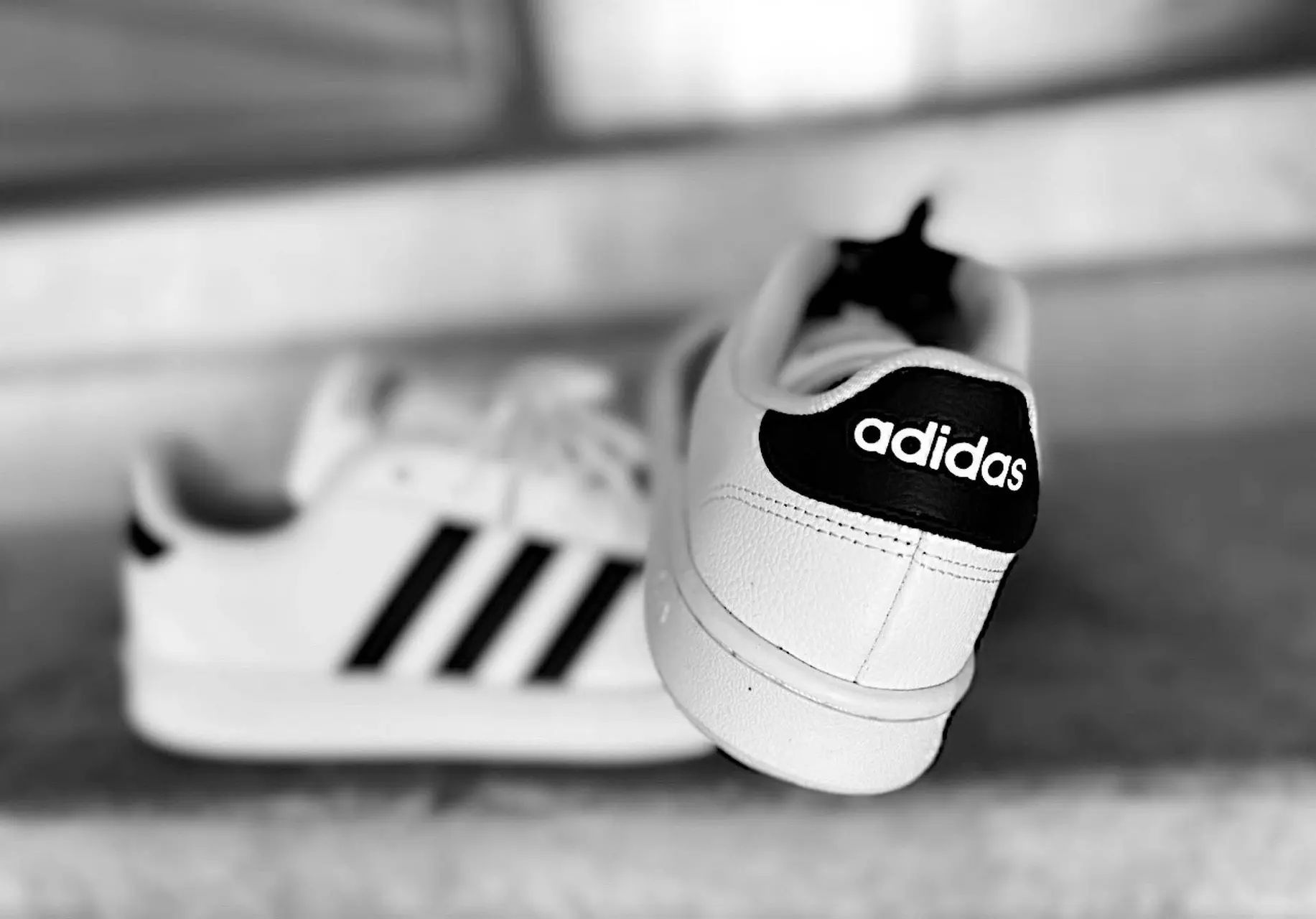 outdoorshots77-shoes-7396101_1920