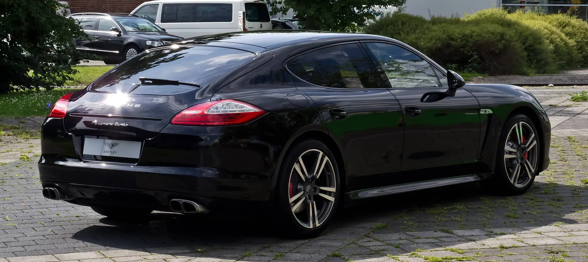 Porsche_Panamera_Turbo_(970)_–_Heckansicht,_18._Juli_2012,_Düsseldorf