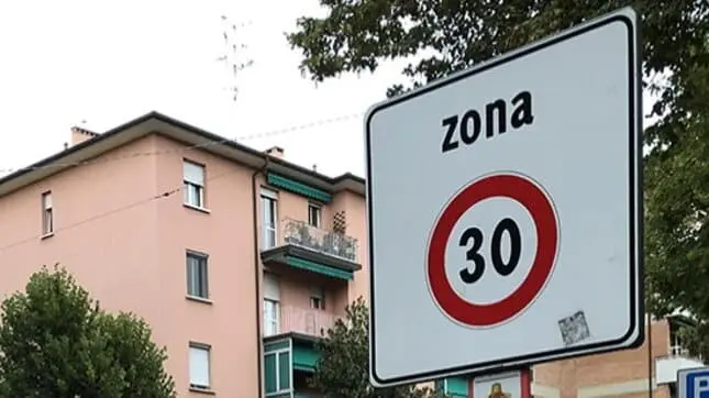 bologna zona 30 un cartello posto all'ingresso di una zona a velocità limitata per migliorare la sicurezza dei pedoni