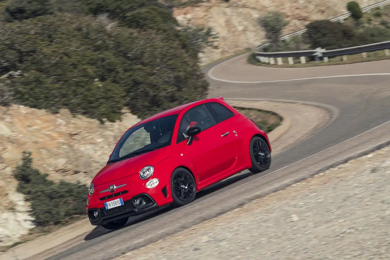 170327 abarth 595 red action 04