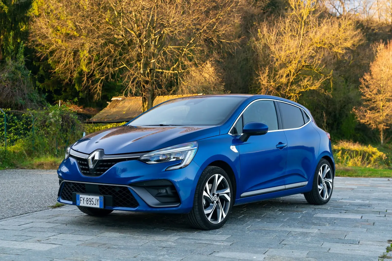 21237311 nuova clio si lascia guidare nel futuro