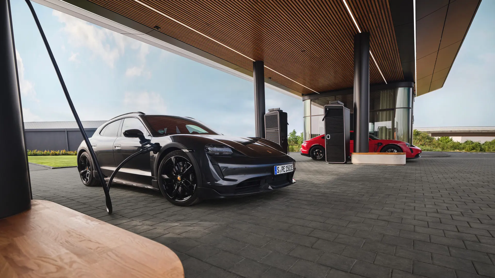 2307 bp porsche chargingstation 01 0126 230720