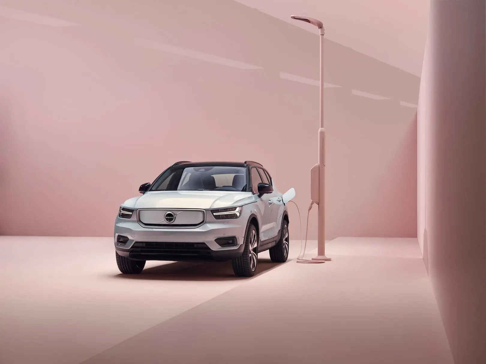 259200 volvo xc40 recharge p8 awd in glacier silver