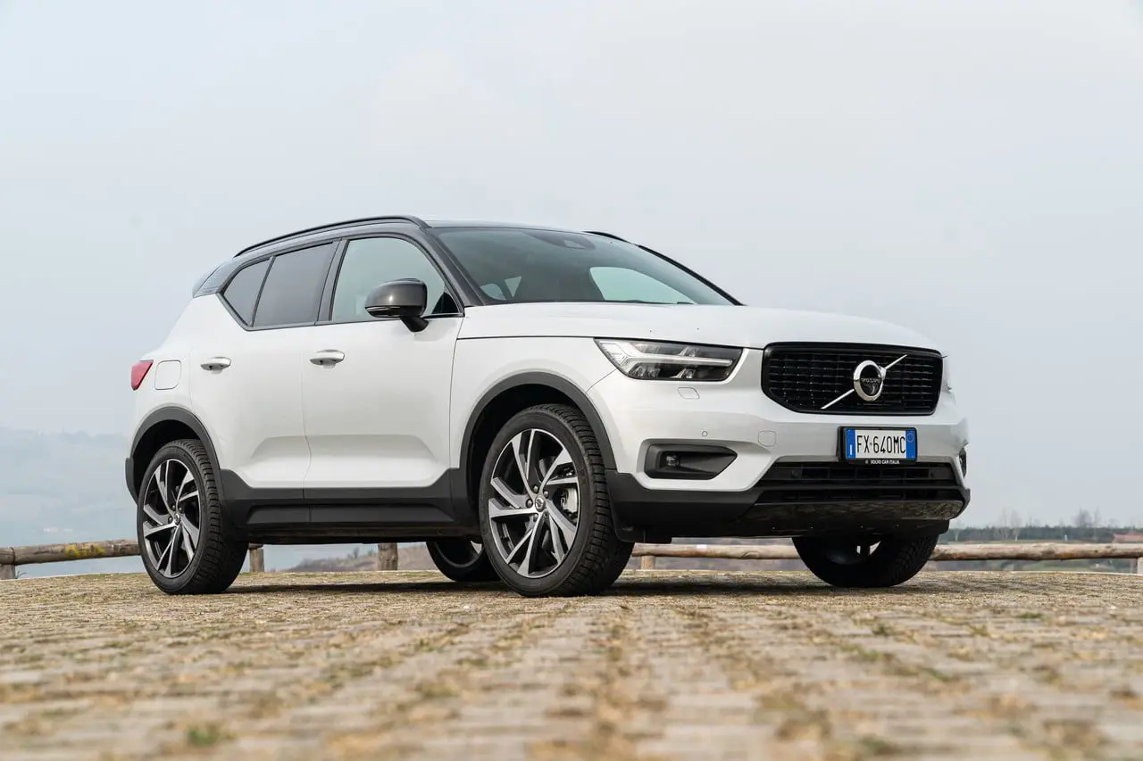 263484 volvo xc40 recharge test drive t5 plug in hybrid glacier silver