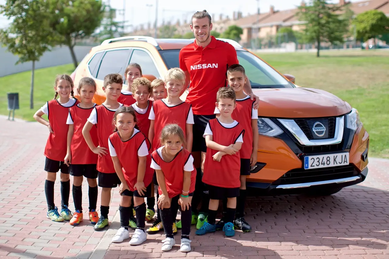 426204132 gareth bale celebrates nissan s partnership extension with the uefa