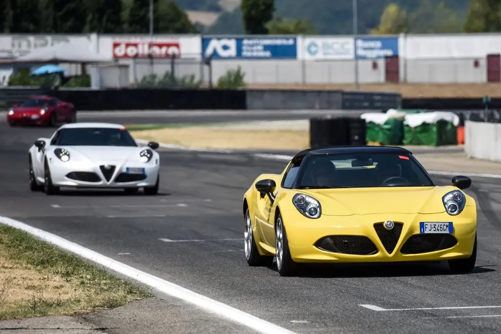 alfa romeo 4c raduno