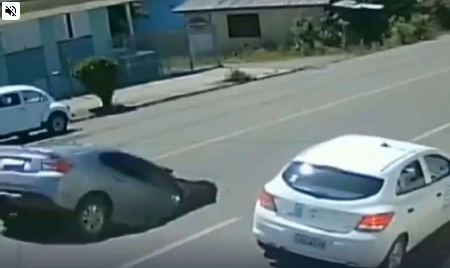 asfalto ingoia auto
