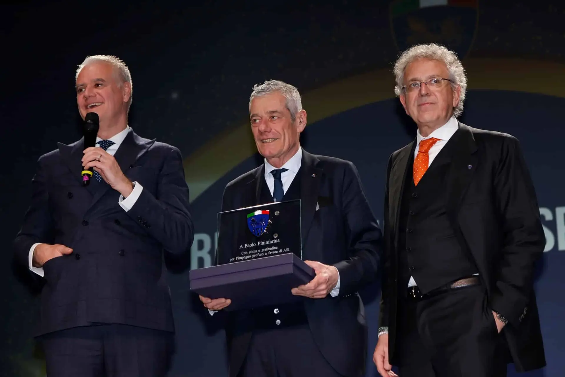 asi meeting 2023 premiazioni 28 premiazione riconoscimento speciale paolo pininfarina con ministro zangrillo e alberto scuro