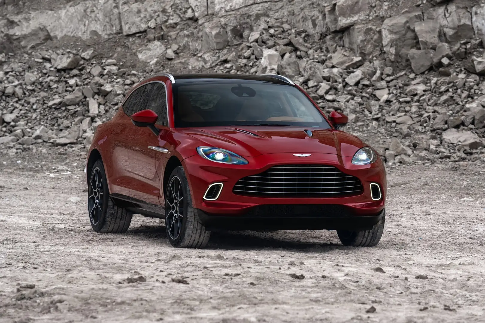 aston martin dbx 05