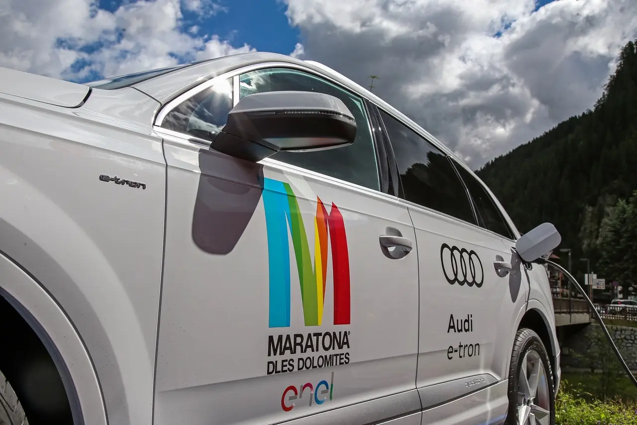 audi q7 e tron alla maratona dles dolomites 001