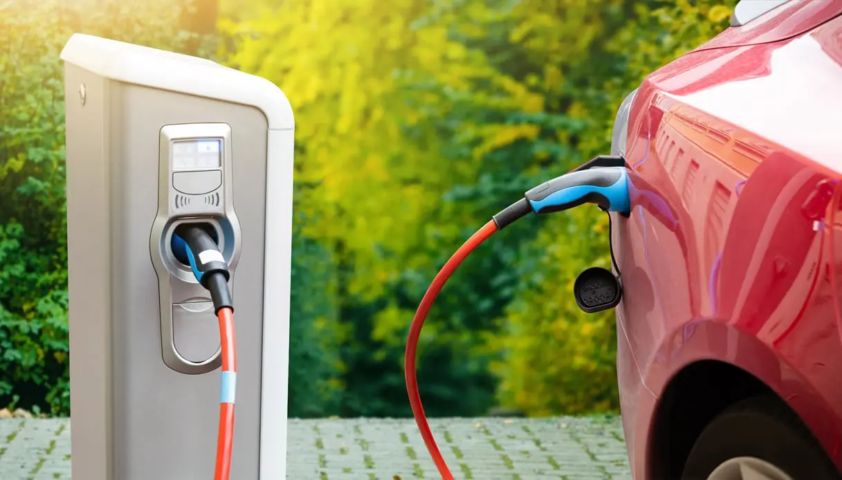 auto elettrica ricarica
