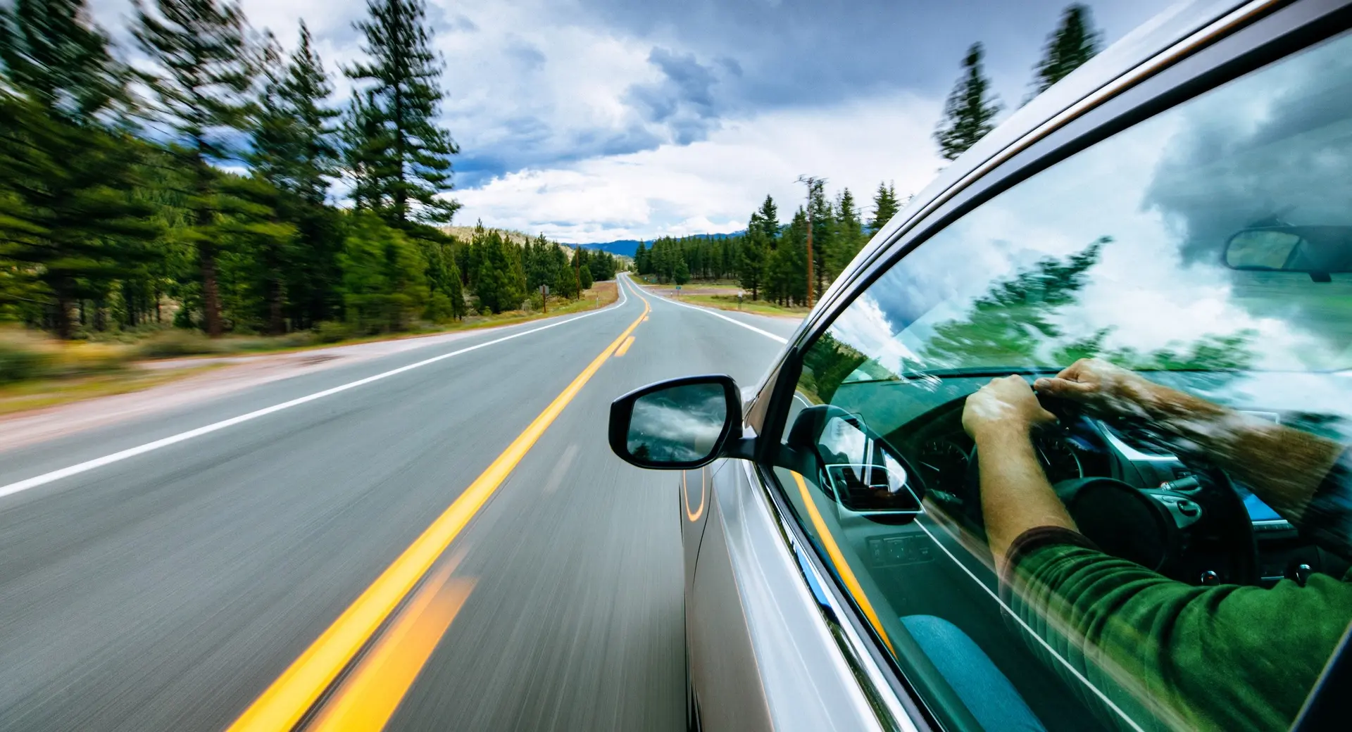 auto elettrica su strada