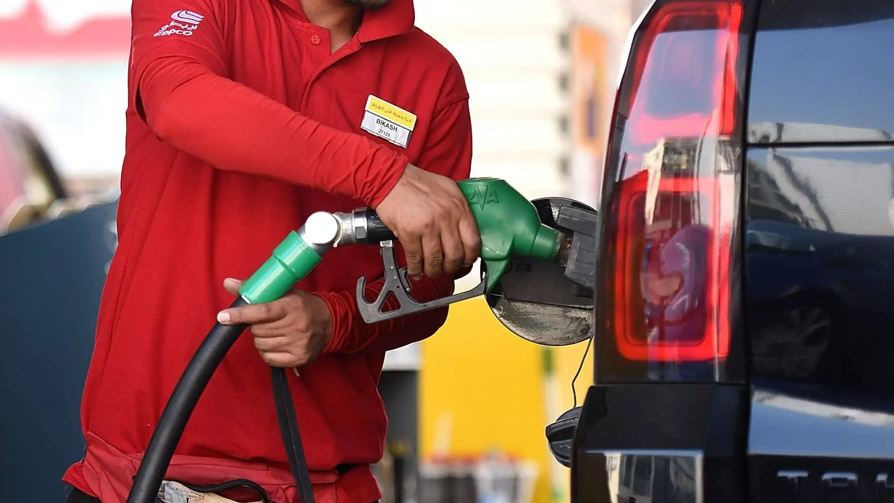 benzina persona che fa rifornimento