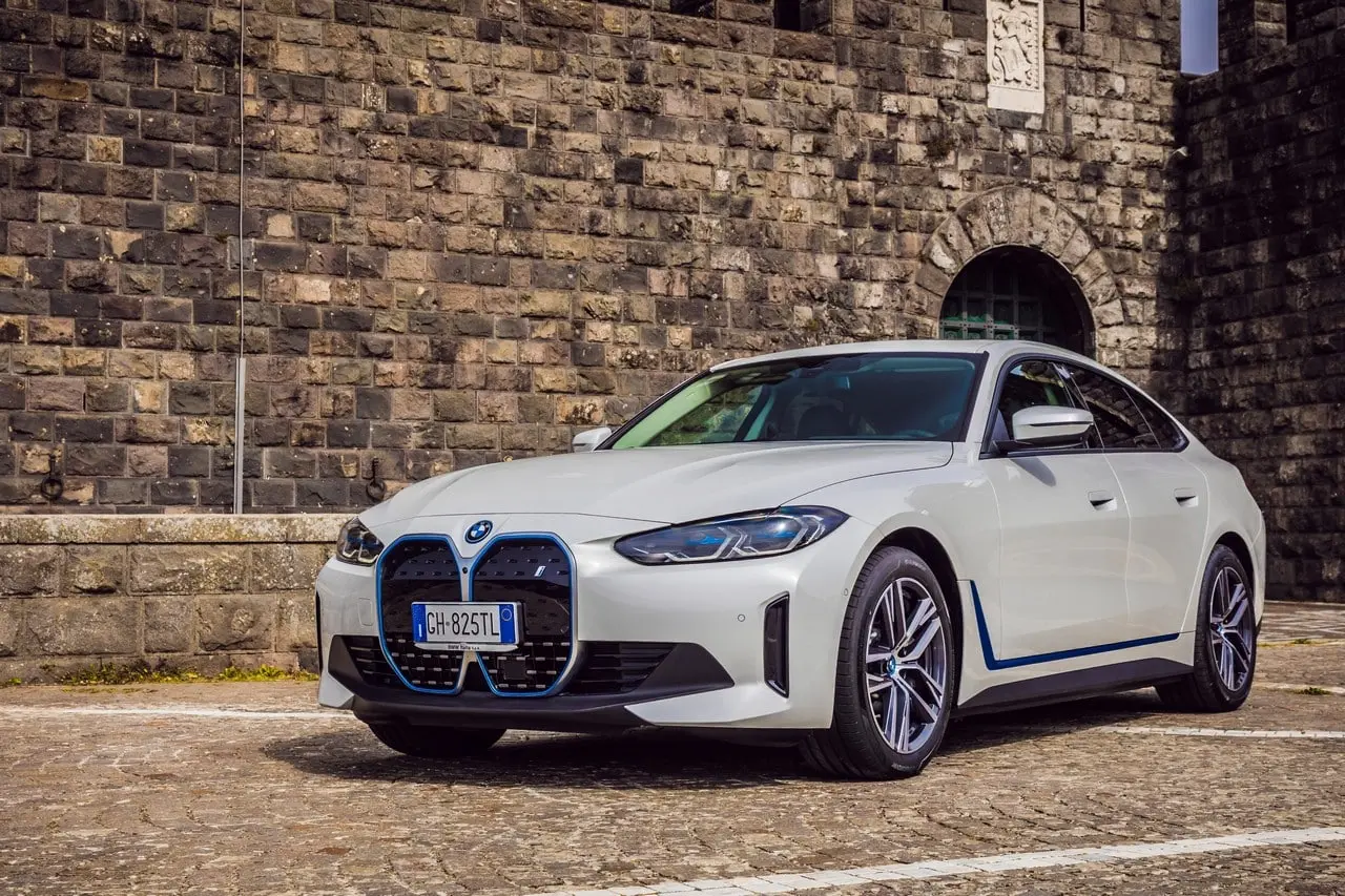 bmw i4 frozen white