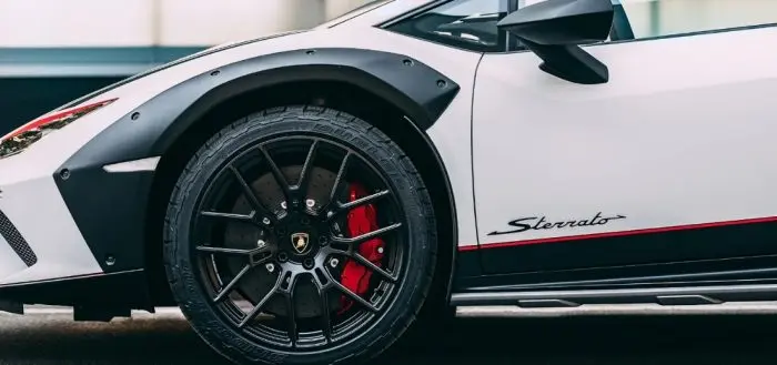 bridgestone sviluppa il primo pneumatico all terrain run flat per lamborghini huracan sterrato 700x329 1