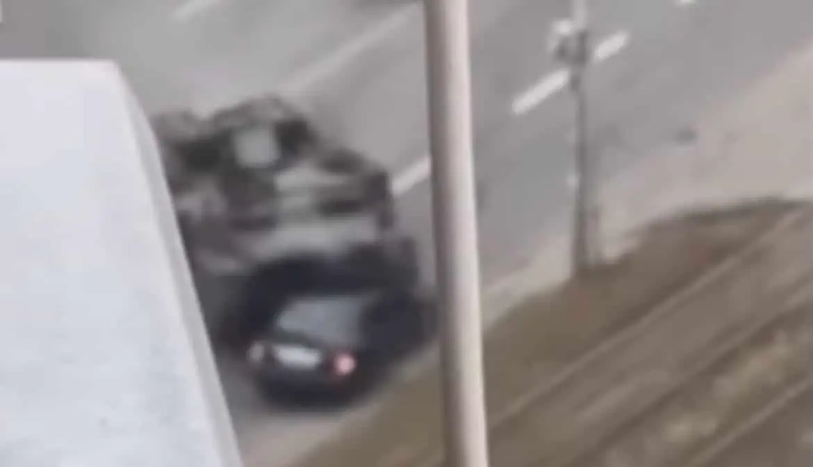 carro armato schiaccia auto 1