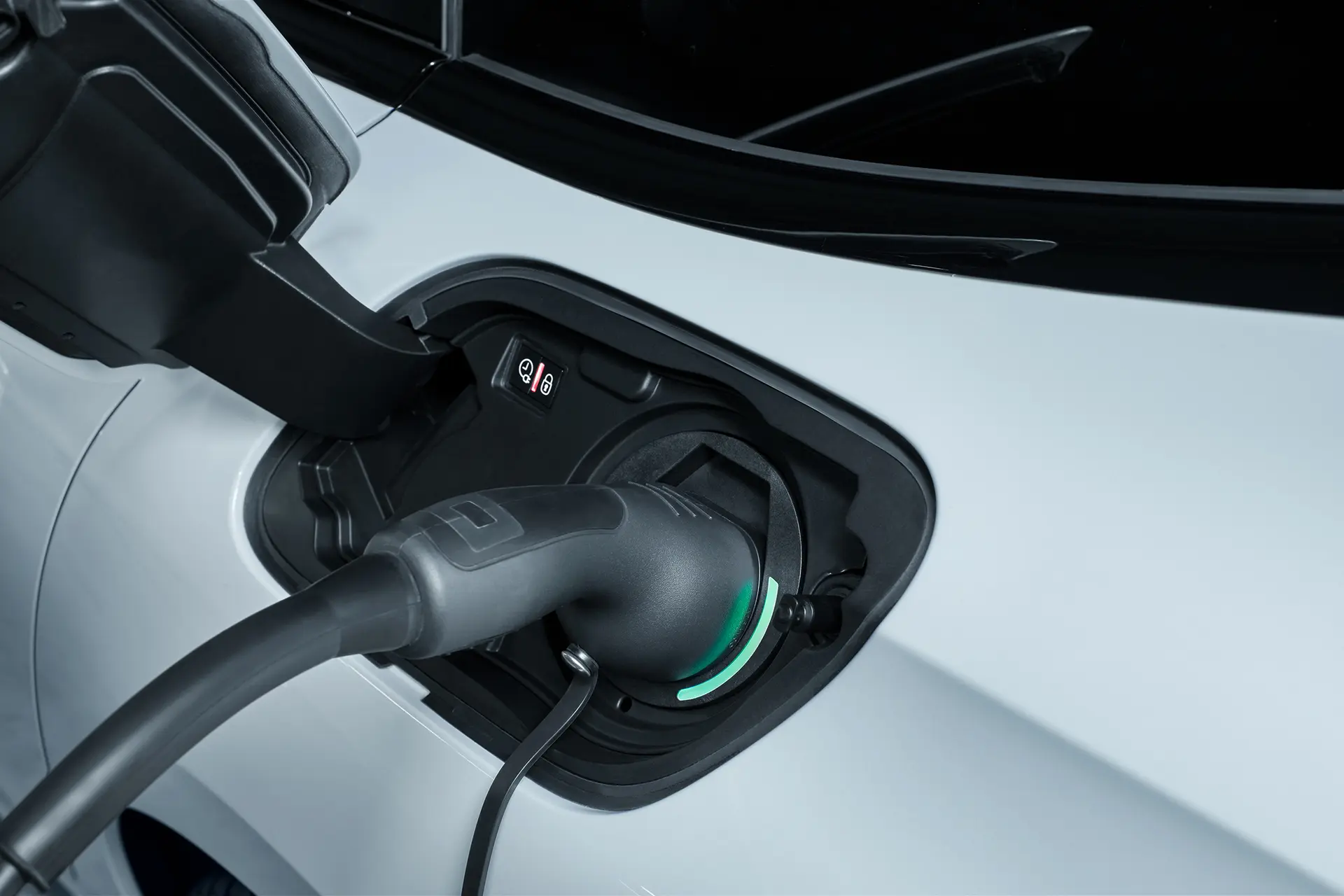 cavo di ricarica rapida di serie sulle nuove peugeot 3008 e 508 hybrid 4