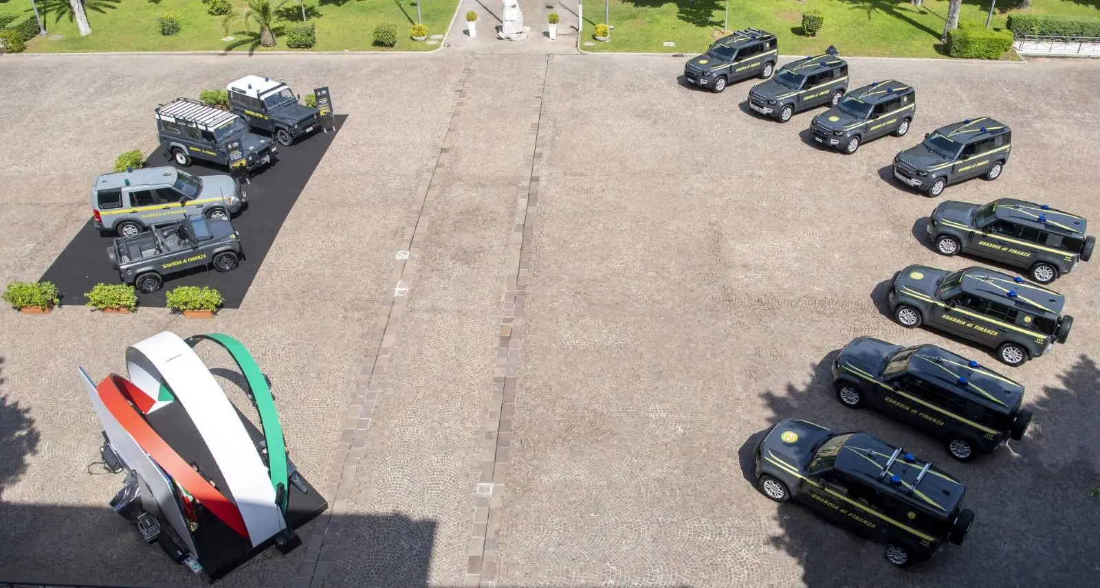 cerimonia consegna lr defender a guardia di finanza 1