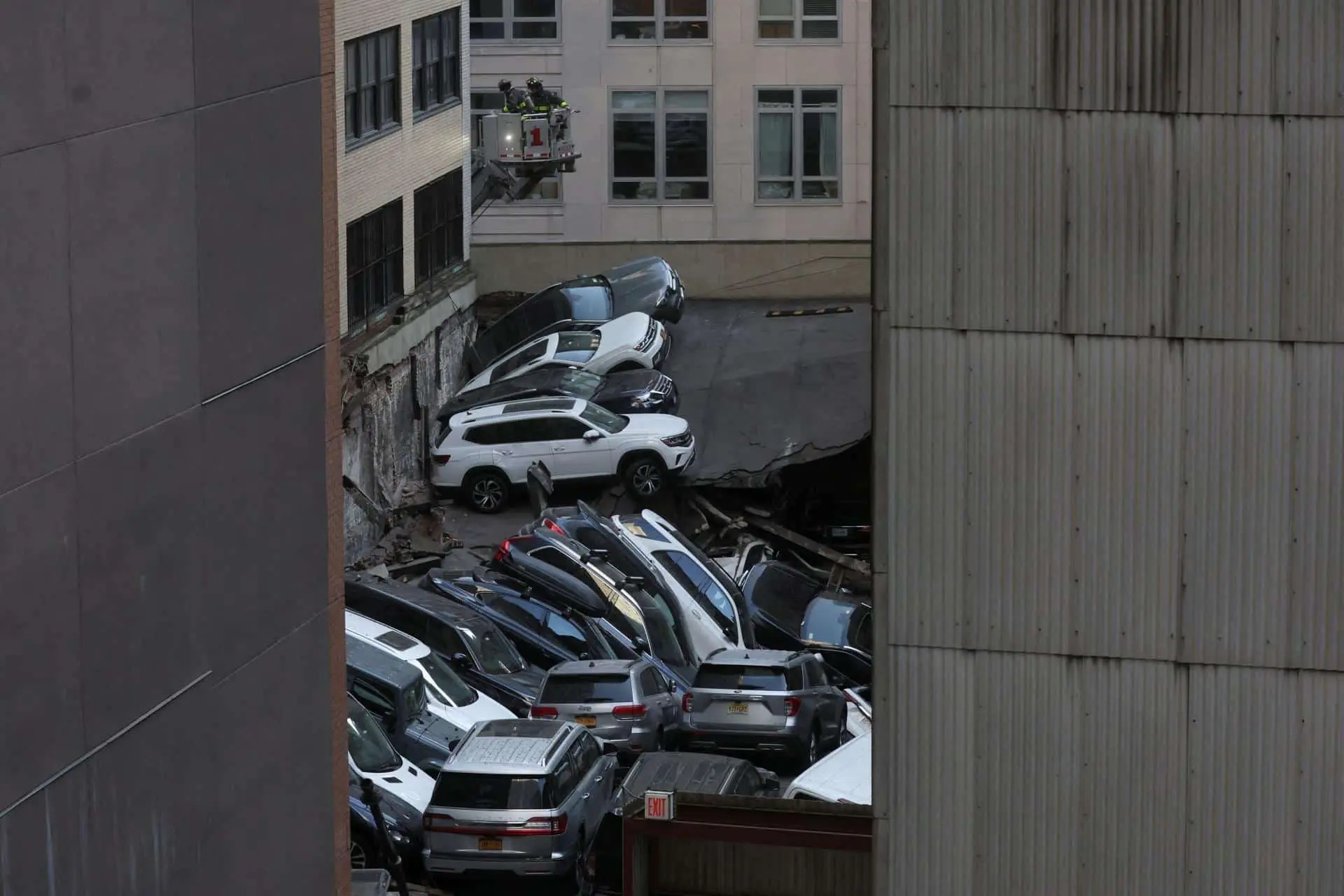 crollo garage new york 1681911913409jpg