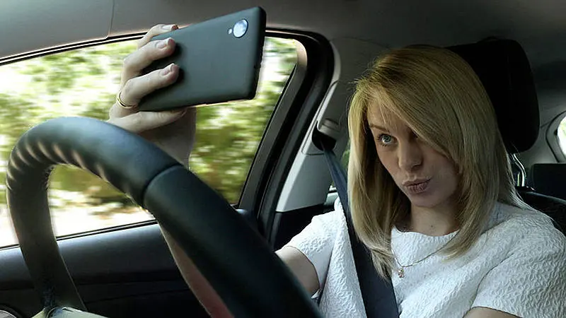 csm distrazioni al volante telefono selfie c2656ba3a8