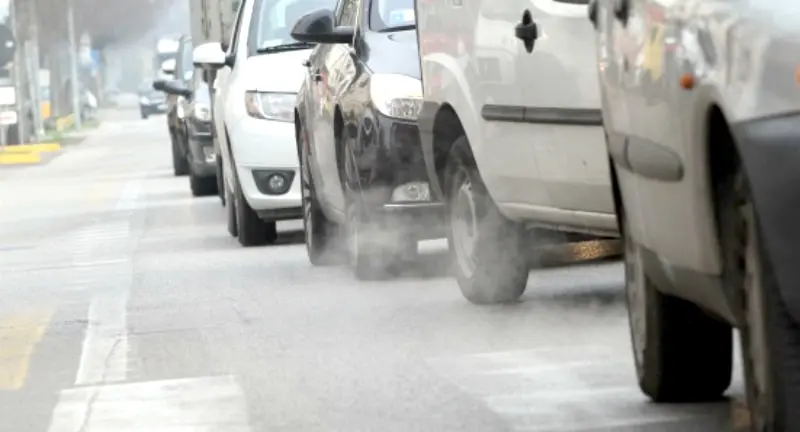 diesel euro 5 to, diverse auto in coda che emottono fumo dagli scarichi