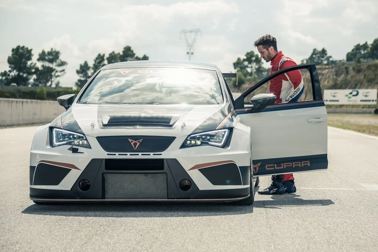 dovizioso e lorenzo al volante della cupra tcr 7