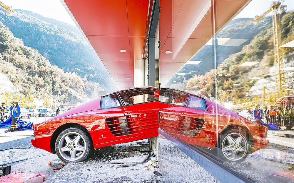 ferrari in vetrina