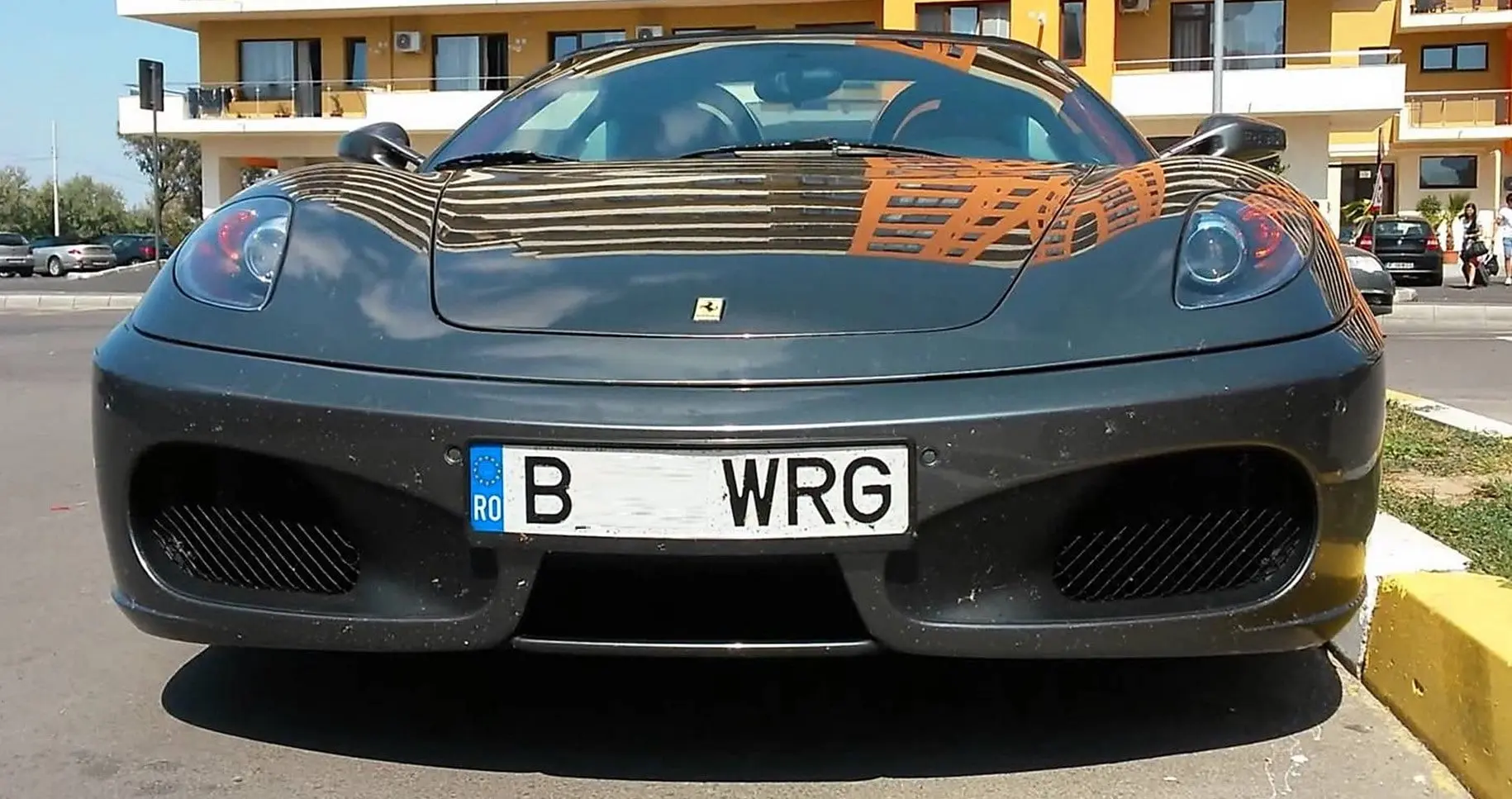 ferrari rumena
