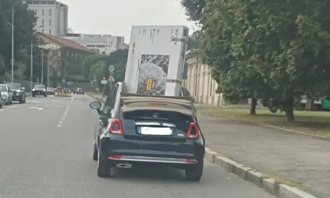 fiat 500 con televisore da 65 pollici