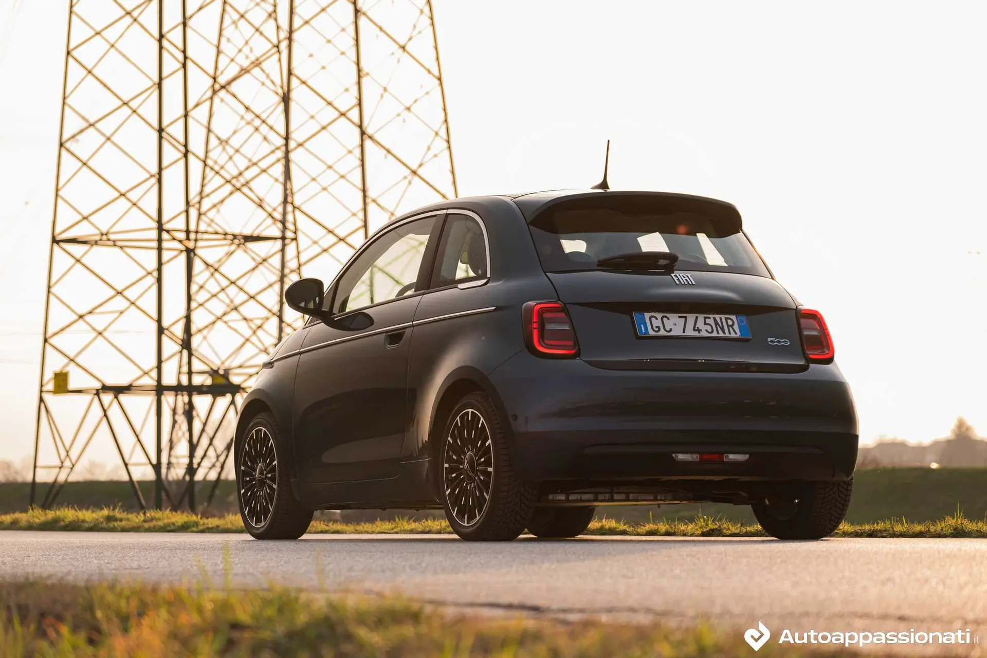 fiat 500 elettrica laterale posteriore