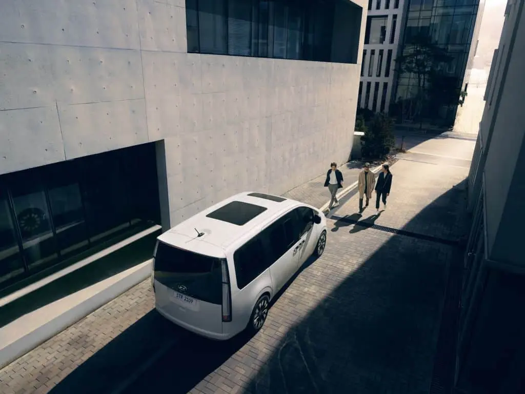 hyundai staria mpv debuts 06