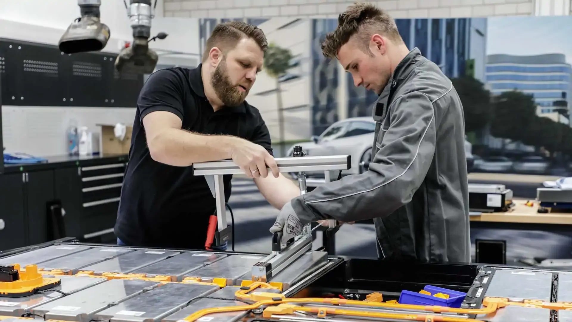 il nuovo servizio di analisi e riparazione di batterie per auto elettriche di porsche