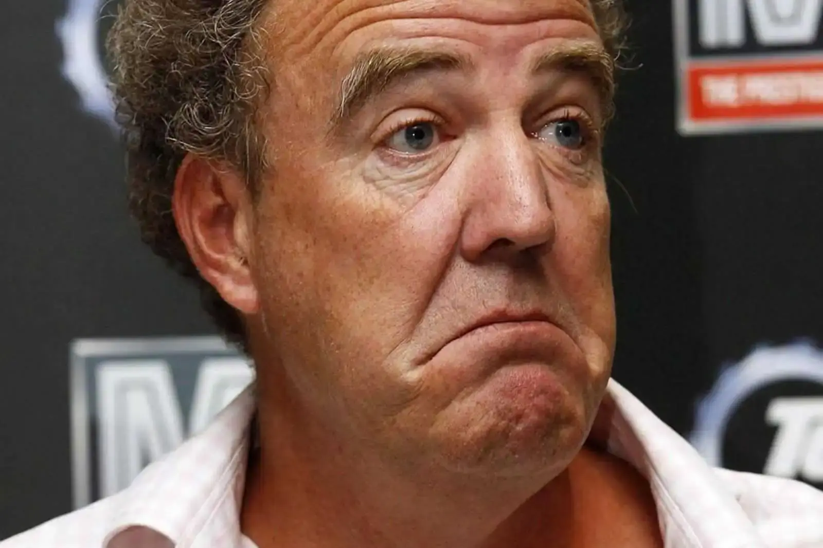 jeremy clarkson con il volto crucciato in primo piano