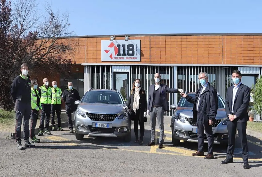 la concessionaria peugeot ponginibbi dona due suv 2008 alla ausl di piacenza 1