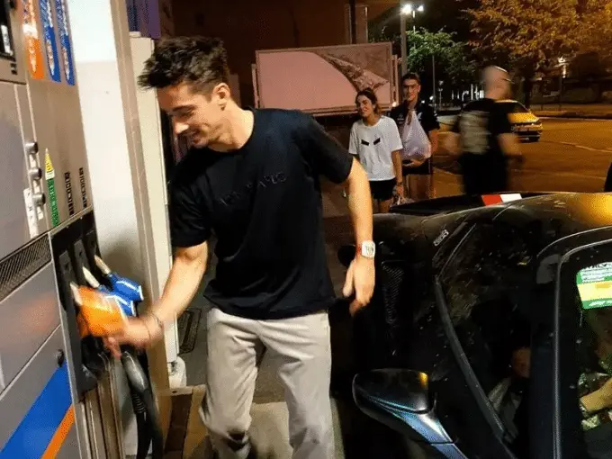 leclerc fa benzina alla sua ferrari dopo il gran premio di monza 1