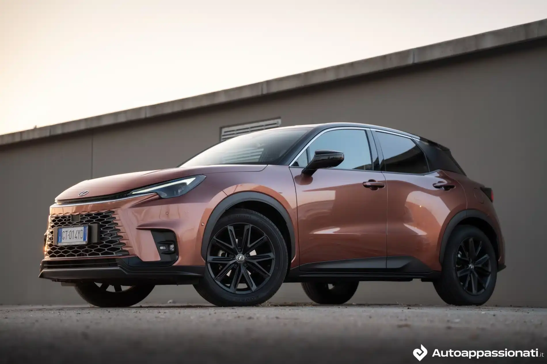 lexus lbx hybrid tre quarti anteriore