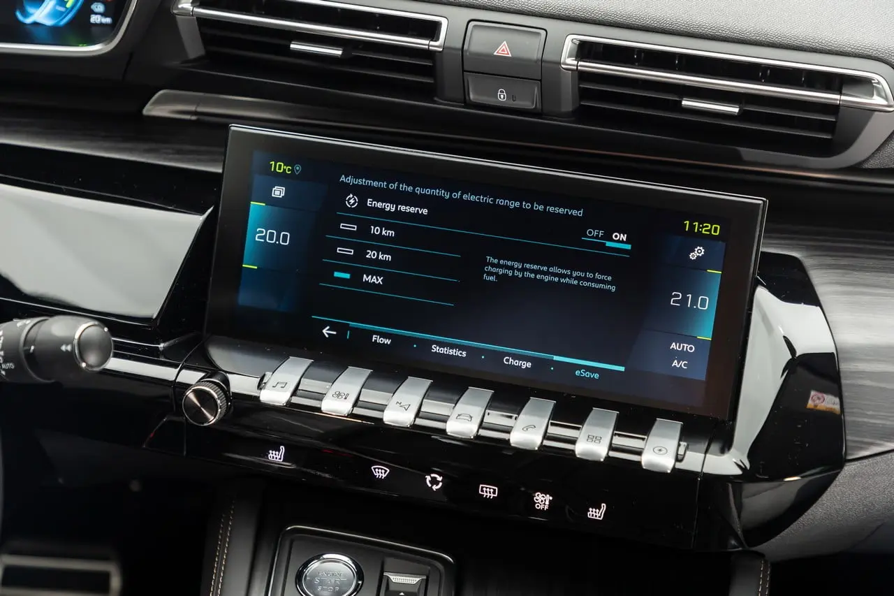 linnovativa funzione e save delle peugeot plug in hybrid 8