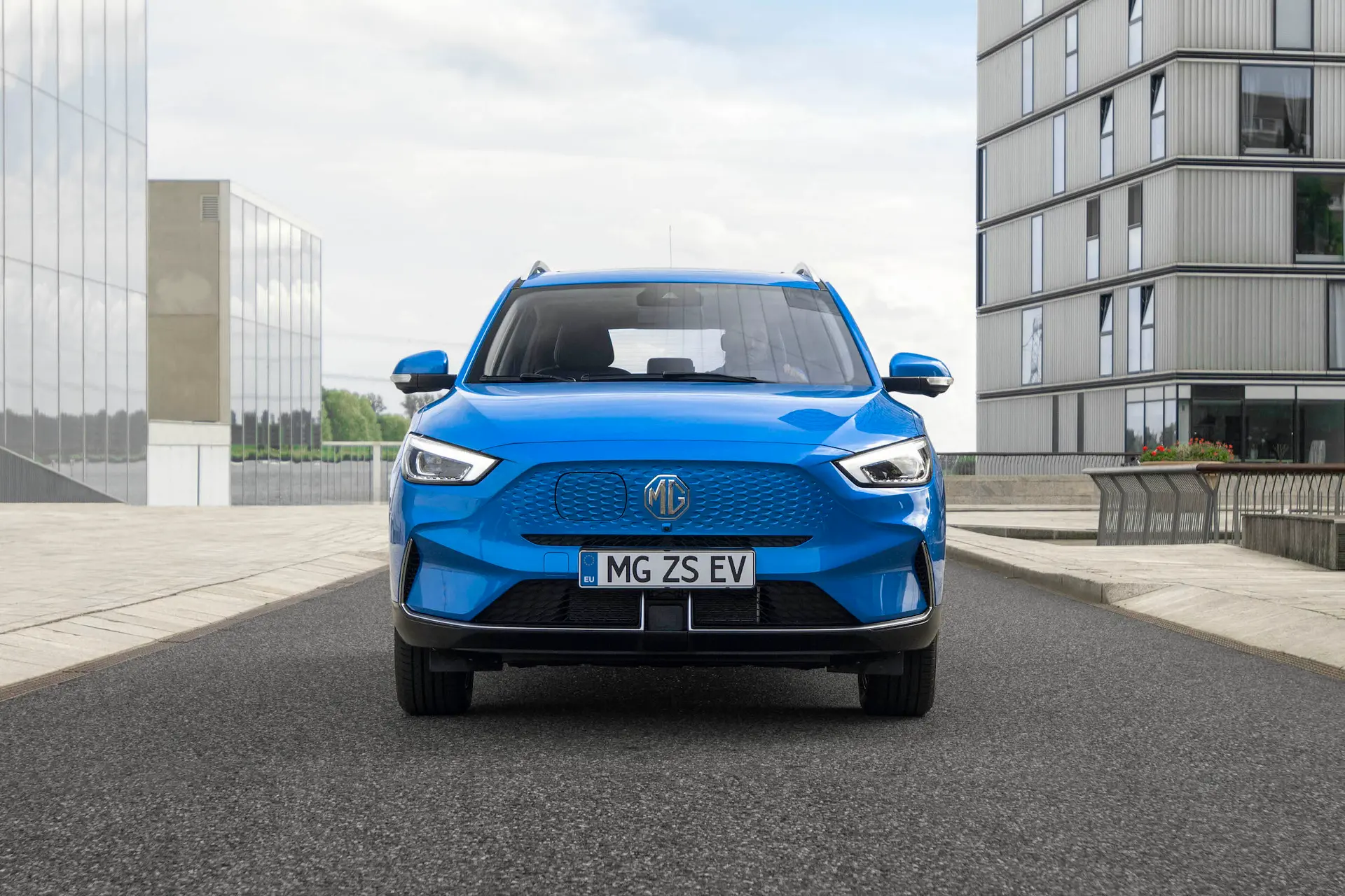 mg zs ev front shot presskit copia
