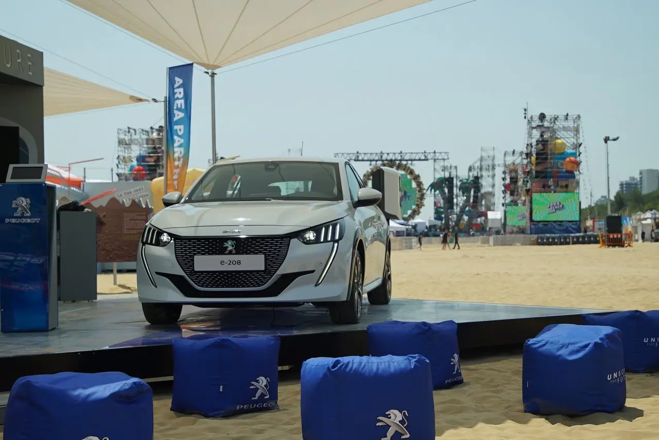 nuova peugeot e 208 al jova beach party 1