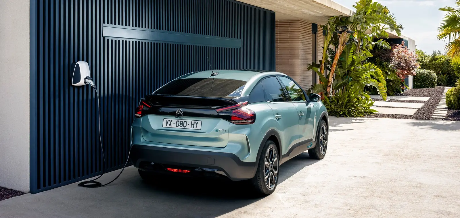 nuove c4 e e c4 100 electric citroen reinventa la berlina compatta 6 0