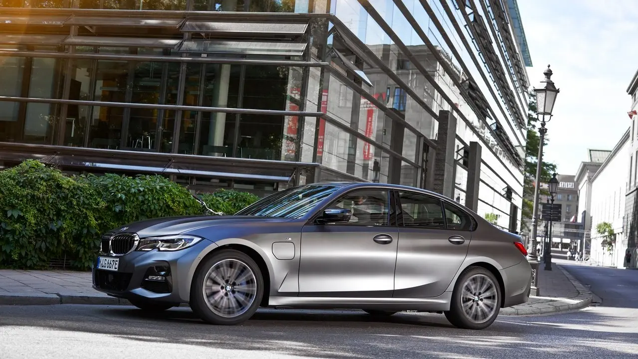 p90359853 highres bmw 320e sedan 01 20