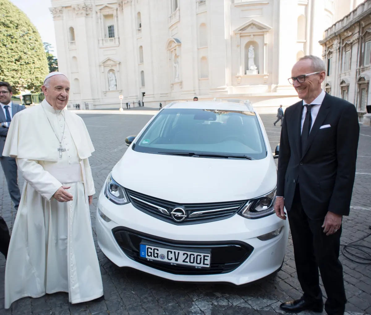 papa francescoper k t neumann opel ampera e 304632