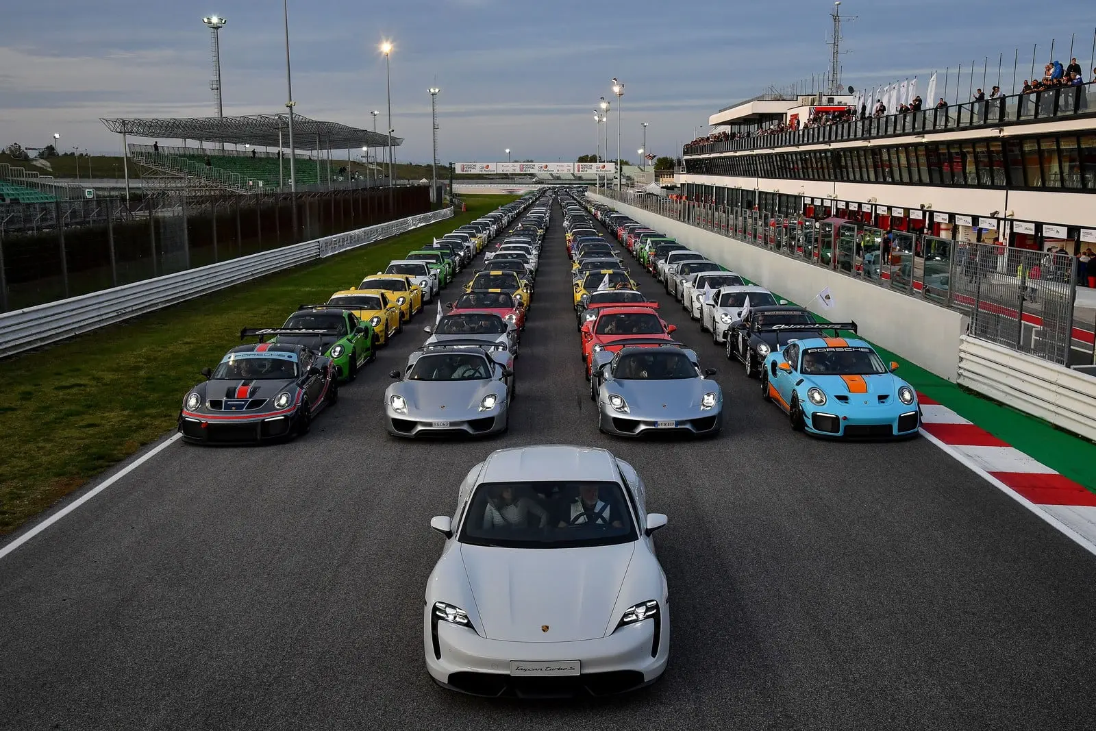 parata porsche festival