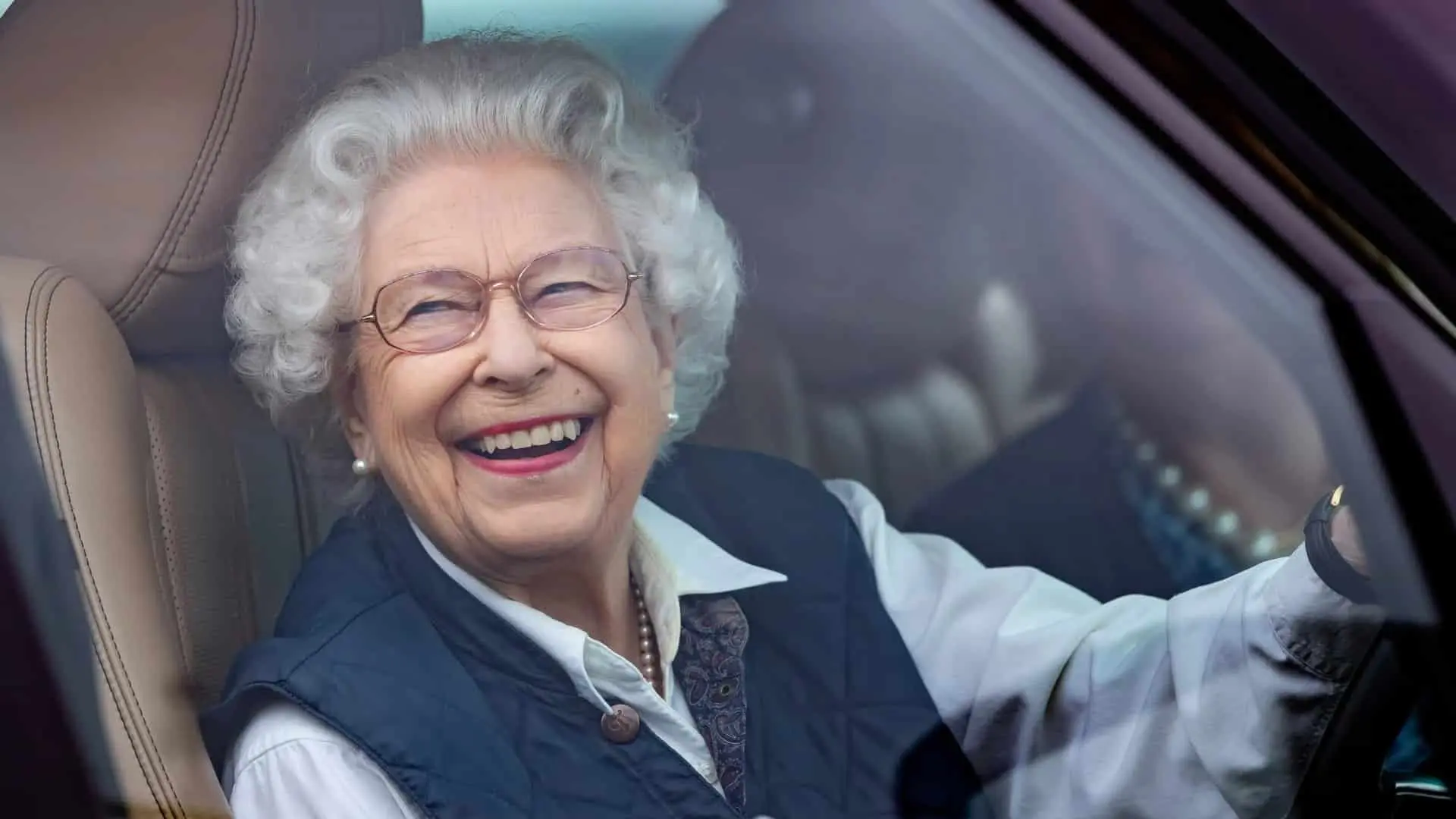 regina elisabetta ii sorridente