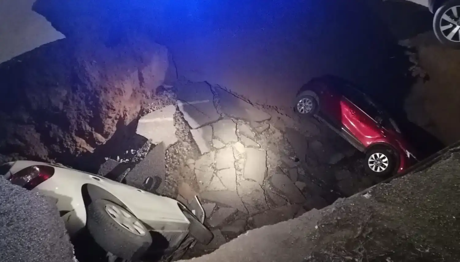 roma quadraro via sestio menas auto voragine