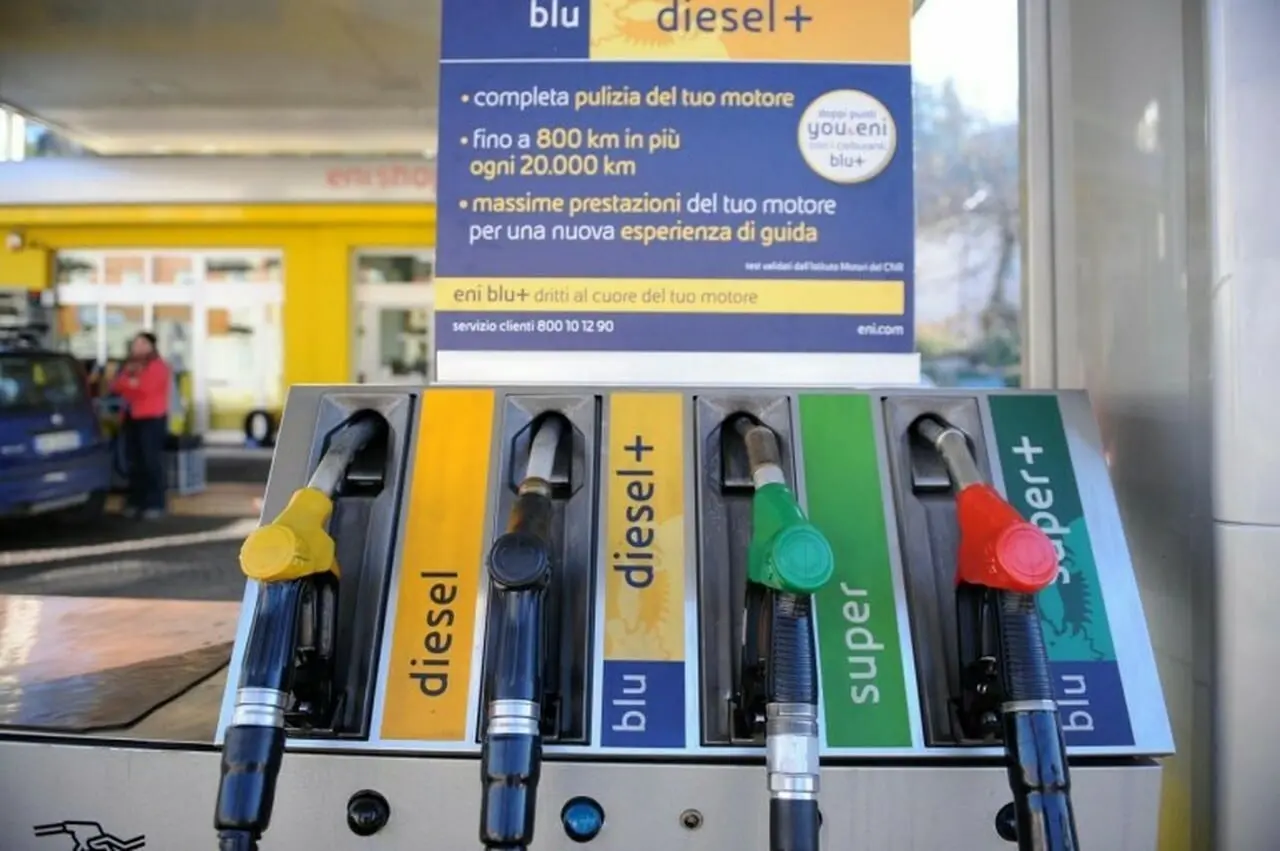 stazione di servizio benzina diesel