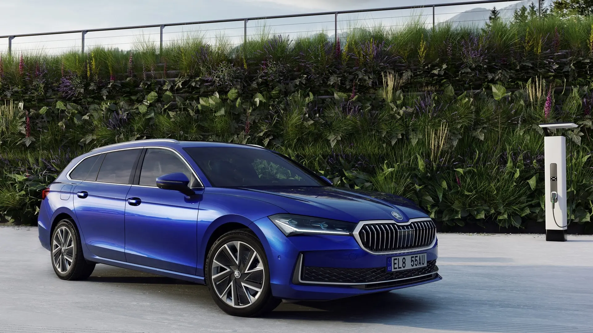 superb phev frontpng v006