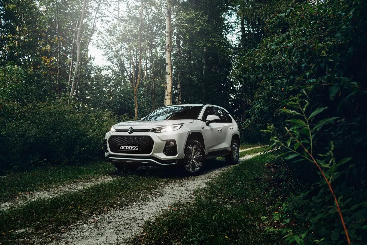suzuki across plug in dinamiche 3