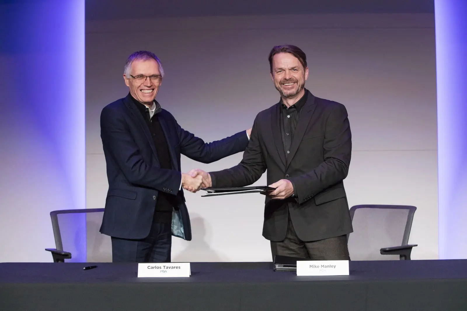 tavares of psa and manley of fca sign agreement 2