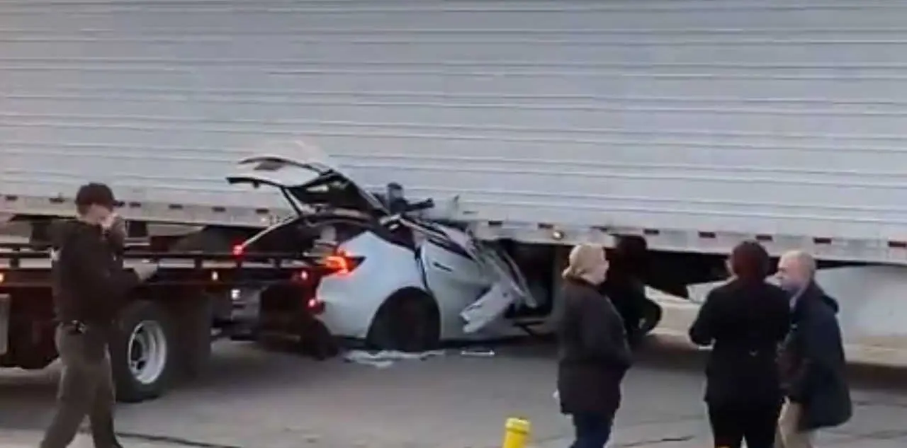 tesla crash semi truck e1615929374865